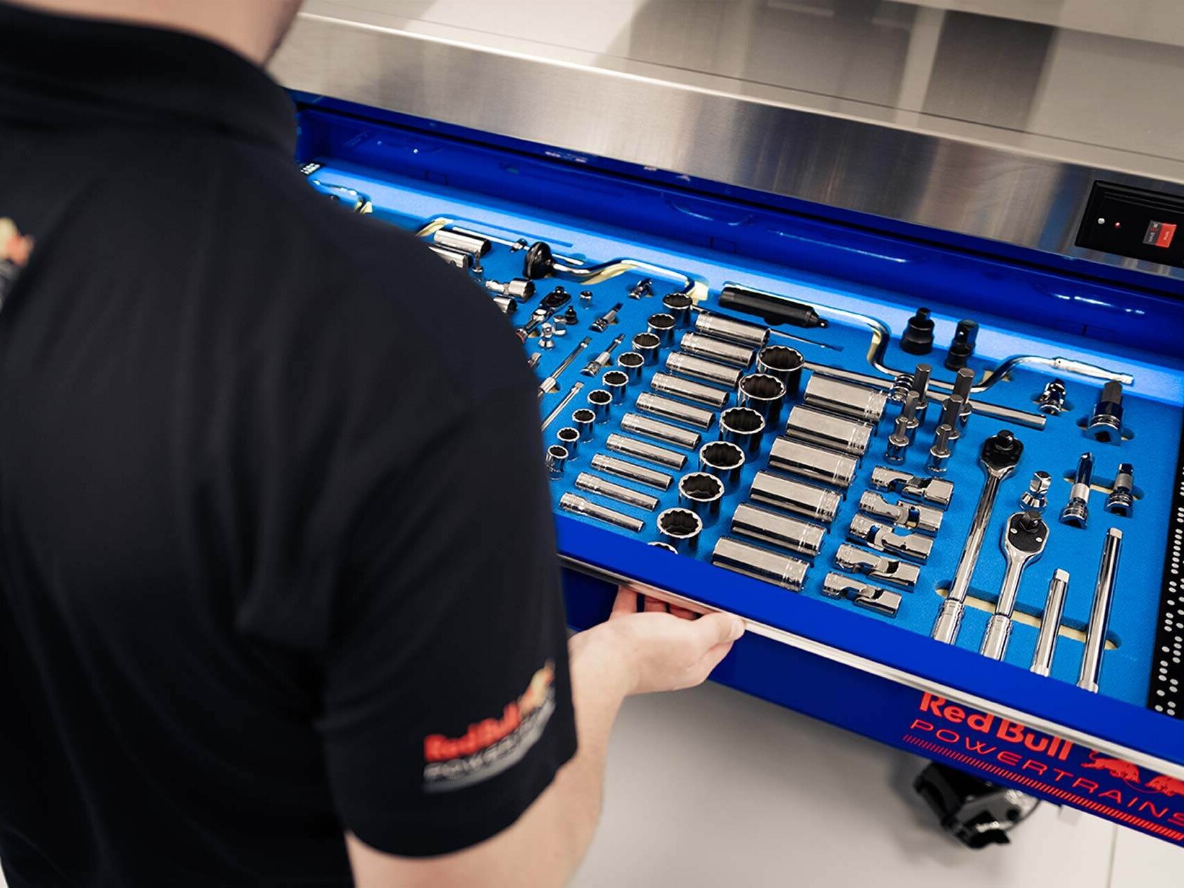 Snap-on to Provide Tools and Tool Control Solutions to Red Bull Powertrains’ New Hi-Tech U.K. Technology Campus 22 Snap-on to Provide Tools and Tool Control Solutions to Red Bull Powertrains’ New Hi-Tech U.K. Technology Campus