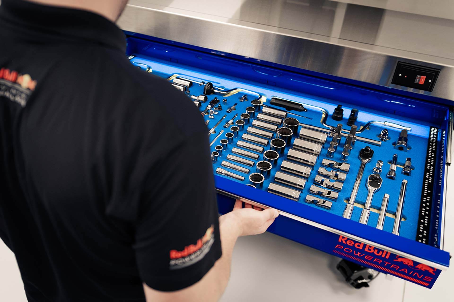Snap-on to Provide Tools and Tool Control Solutions to Red Bull Powertrains’ New Hi-Tech U.K. Technology Campus 20 Snap-on to Provide Tools and Tool Control Solutions to Red Bull Powertrains’ New Hi-Tech U.K. Technology Campus